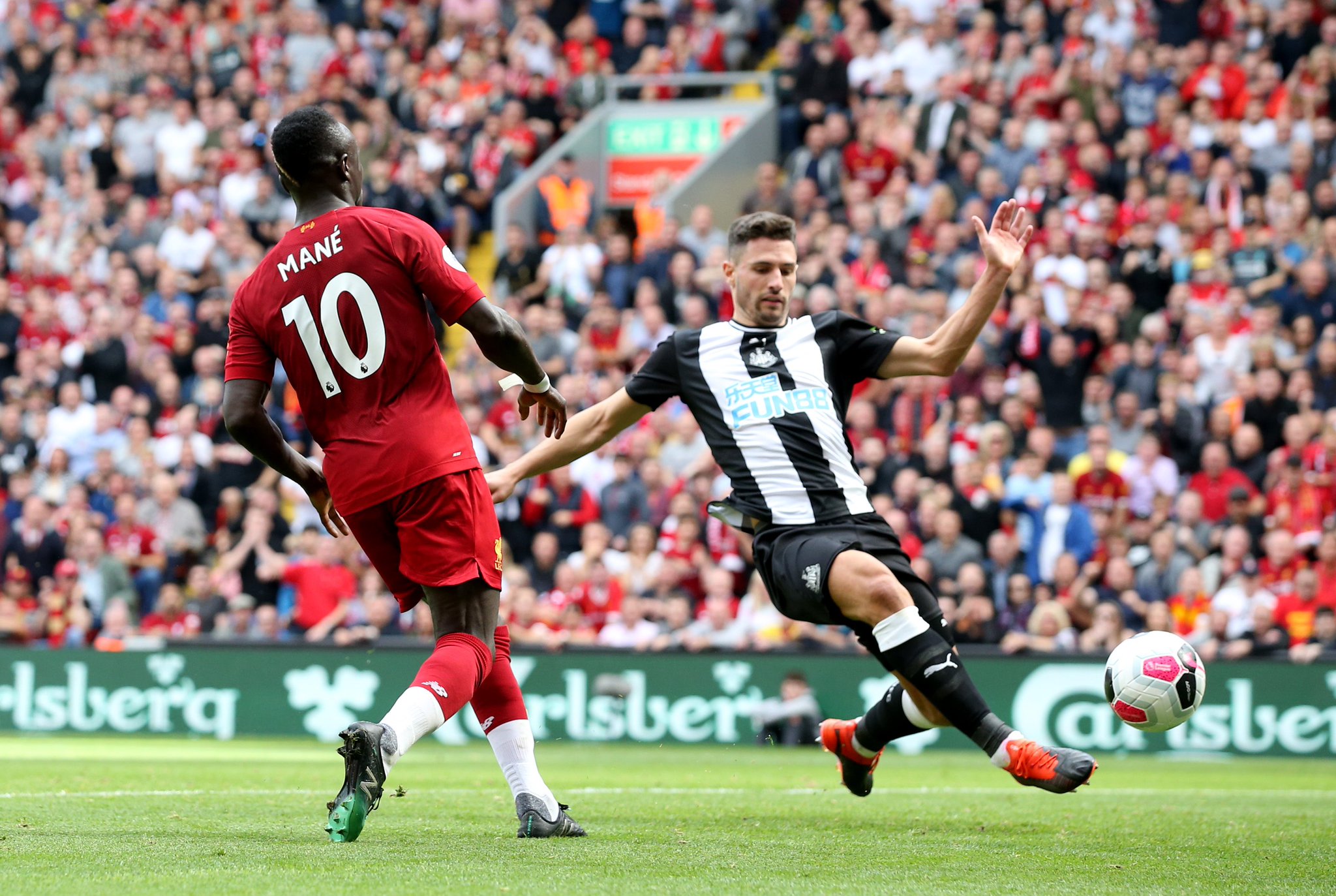 歐足聯官宣法匈戰有球迷涉嫌種族歧視 已展開調查.